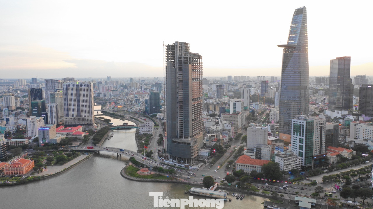 Cận cảnh cao ốc 'đắp chiếu', làm xấu bộ mặt trung tâm Sài Gòn ảnh 1