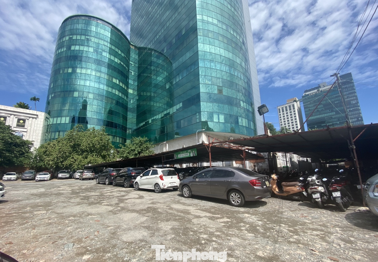 Cận cảnh cao ốc 'đắp chiếu', làm xấu bộ mặt trung tâm Sài Gòn ảnh 16