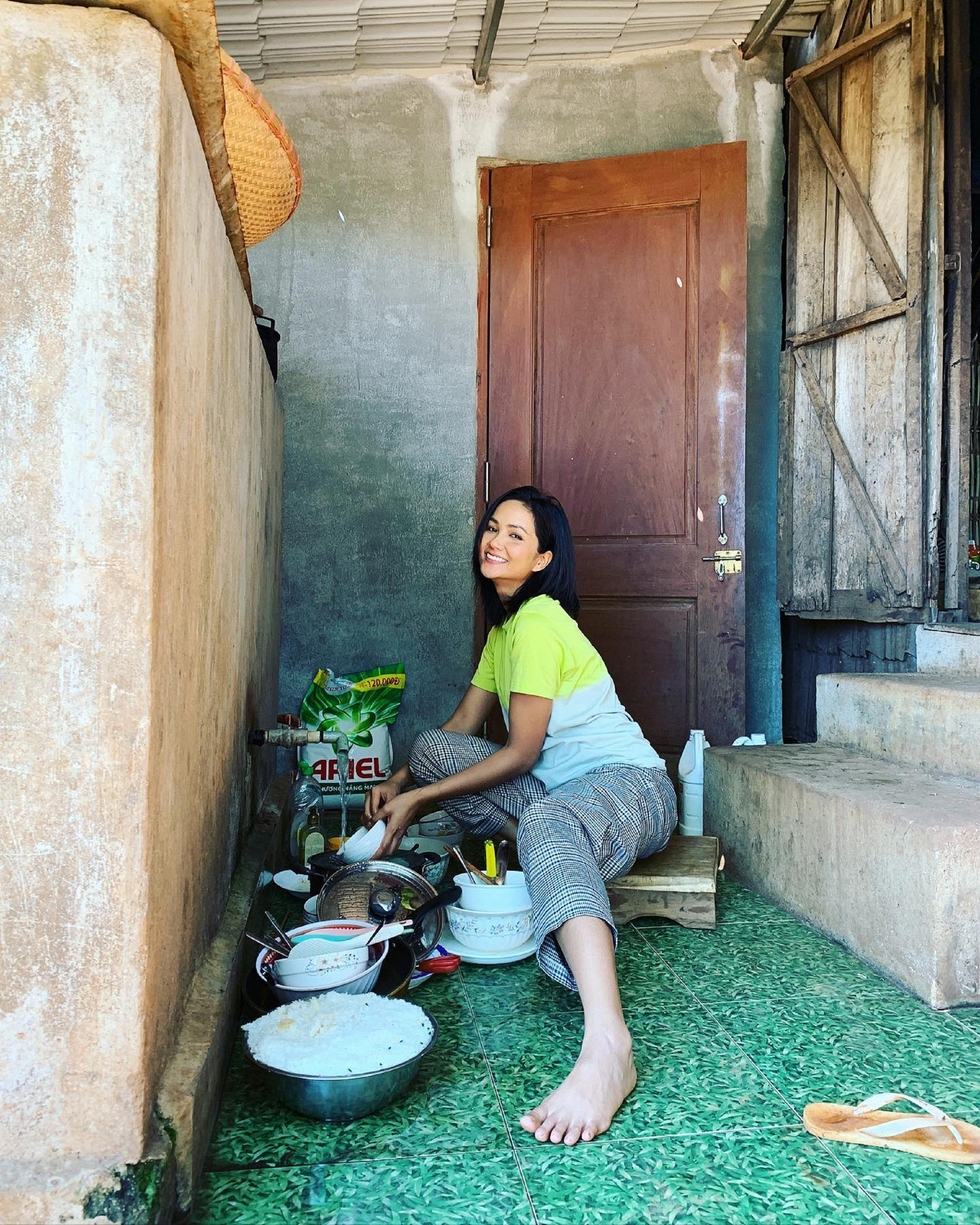 H'Hen phụ giúp gia đình việc nhà Hoa hậu H’Hen trở về cuộc sống thôn quê trong những ngày cách ly tại buôn ảnh 4
