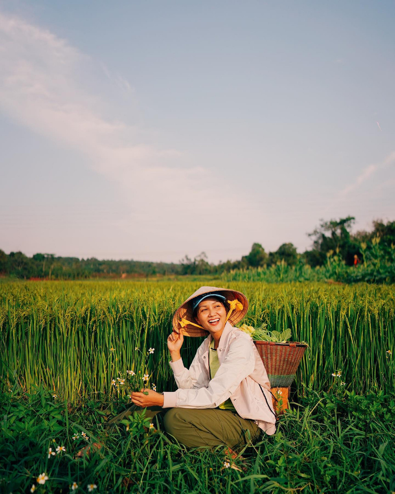 H'hen tận hưởng không khí trong lành bên đồng lúa Hoa hậu H’Hen trở về cuộc sống thôn quê trong những ngày cách ly tại buôn ảnh 5