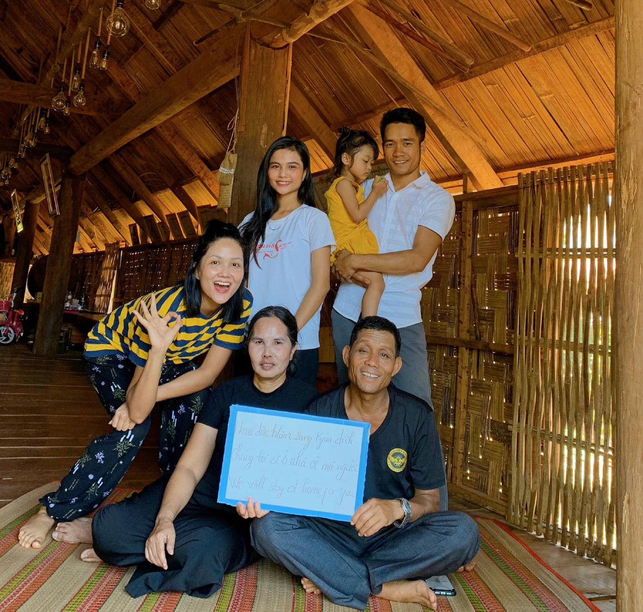 H'Hen quây quần bên gia đình Hoa hậu H’Hen trở về cuộc sống thôn quê trong những ngày cách ly tại buôn ảnh 1