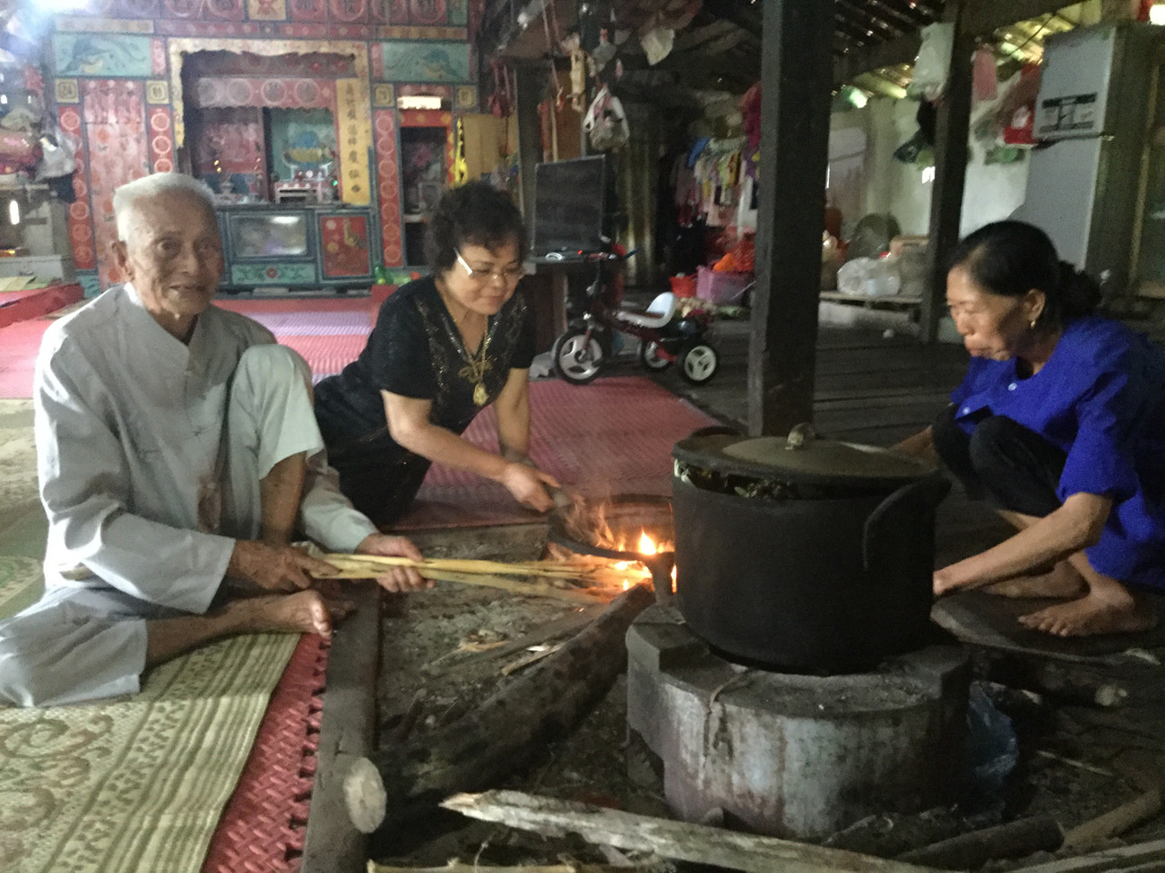 Lão thành cách mạng Dương Công Nguyệt nhóm ngọn lửa tiếp nối truyền thống cách mạng. Ảnh: Duy Chiến 80 năm Khởi nghĩa Bắc Sơn: Hào khí xưa, khát vọng nay ảnh 1