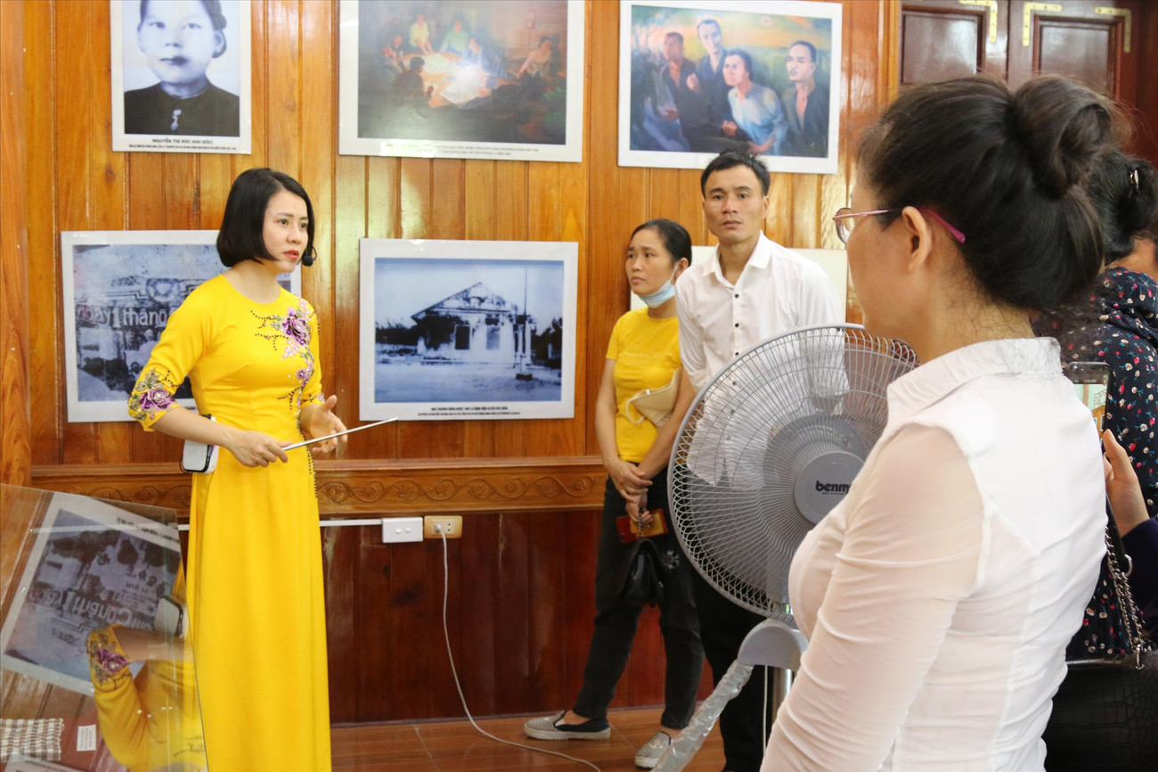 Thuyết minh viên Nguyễn Thị Thu Hằng kể lại cuộc đời, sự nghiệp Nguyễn Thị Minh Khai cho du khách Chuyện kể ở nhà lưu niệm nhà cách mạng Nguyễn Thị Minh Khai ảnh 1