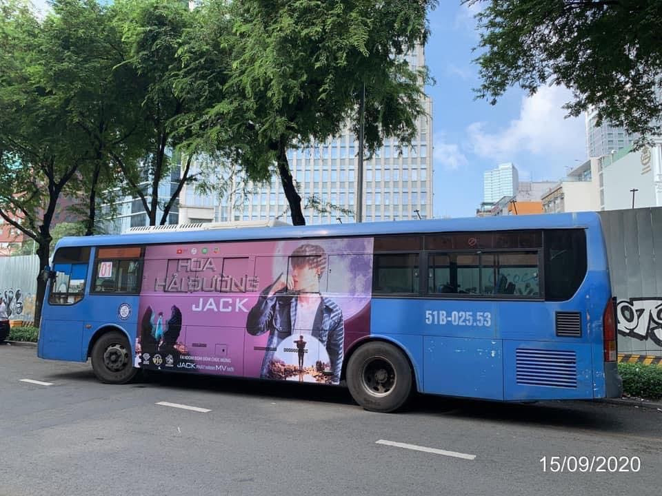 Xe buýt tại TP.HCM. Fan ủng hộ Jack “không tiếc tay”, poster MV mới xuất hiện trên con đường lớn ở Bến Tre ảnh 5