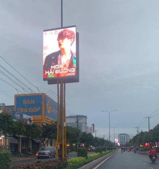 Hình ảnh poster MV mới của Jack được đặt ở các vị trí thu hút đông người tại tỉnh Bến Tre. Fan ủng hộ Jack “không tiếc tay”, poster MV mới xuất hiện trên con đường lớn ở Bến Tre ảnh 2