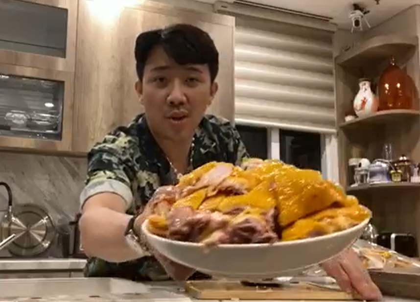 Trấn Thành khoái chí khoe thành quả với mọi người. Trấn Thành đáp trả thách thức của Trúc Nhân nhưng lại bị bà xã lên tiếng "dằn mặt" ảnh 2