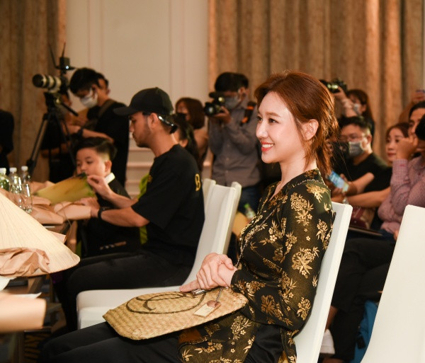 Hari Won đến ủng hộ sự kiện First Look phim "Bố Già" bản điện ảnh của Trấn Thành. Trấn Thành chi mạnh 1 tỷ đồng để thực hiện clip 2 phút giới thiệu phim điện ảnh “Bố Già“ ảnh 3