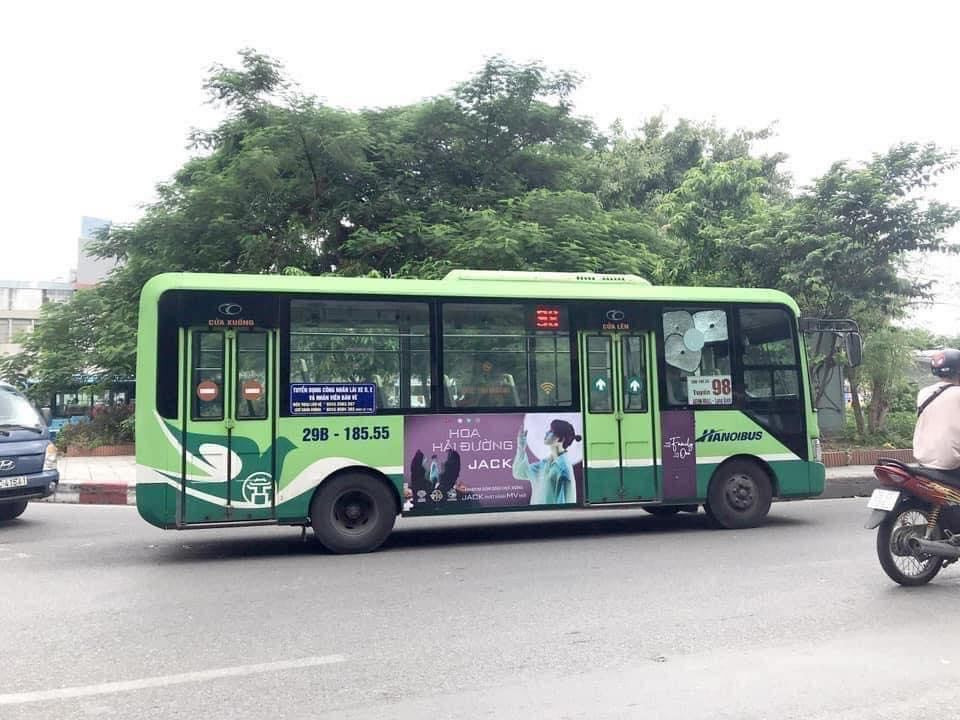 Xe buýt tại Hà Nội. Fan ủng hộ Jack “không tiếc tay”, poster MV mới xuất hiện trên con đường lớn ở Bến Tre ảnh 6