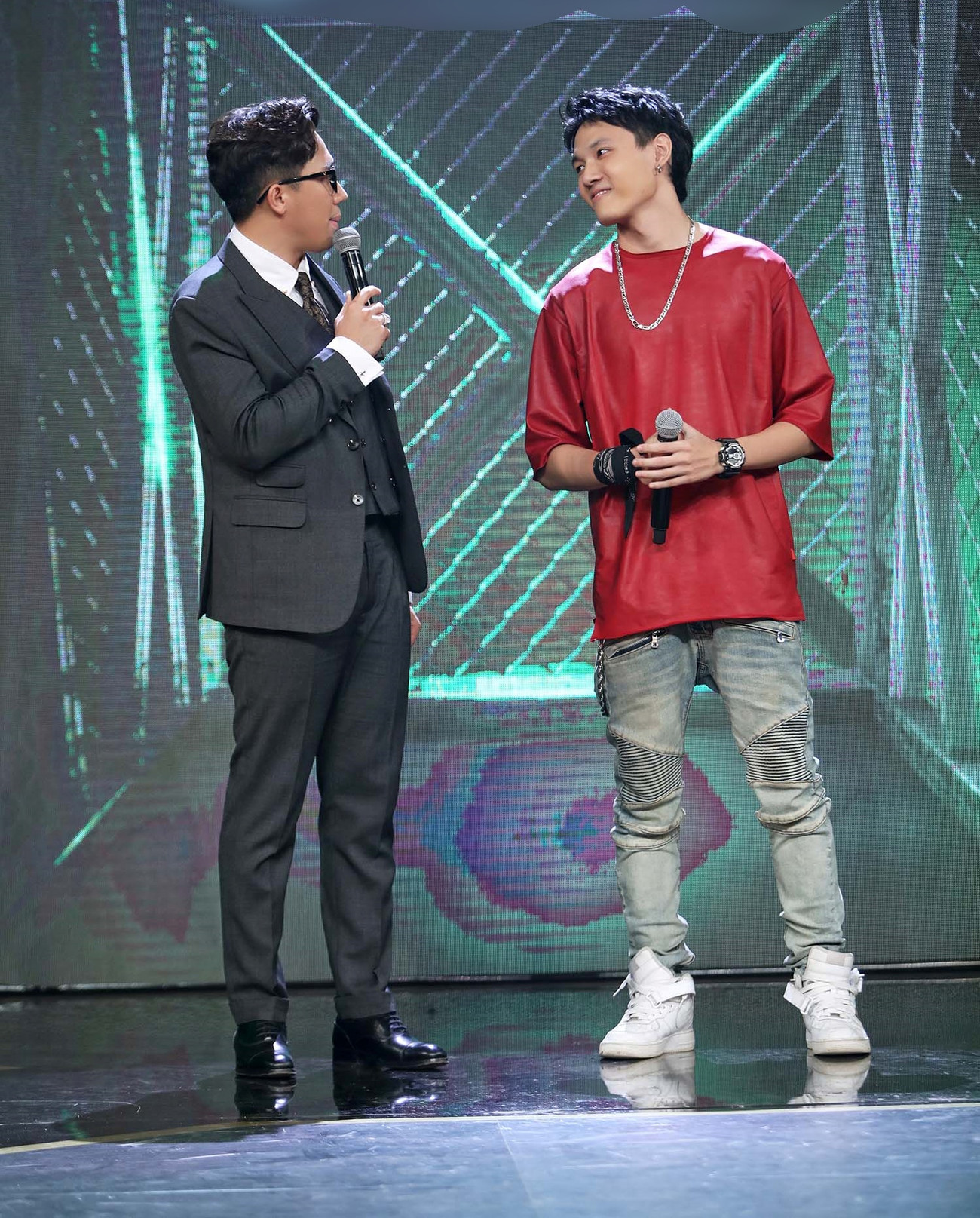 Thí sinh giao lưu cùng MC Trấn Thành ở tập 2 của Rap Việt. Tập 2 “Rap Việt” lộ diện thí sinh “cực phẩm” siêu cool ngầu khiến Suboi "điêu đứng" ảnh 2