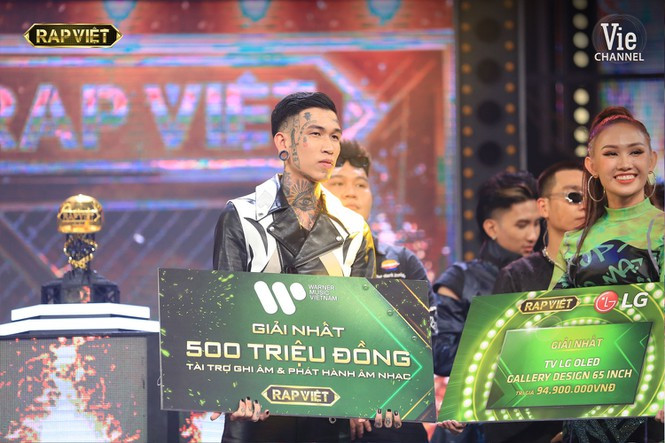 Dế Choắt nhận giải thưởng Quán quân Rap Việt mùa 1. Khán giả Rap Việt: Cả sân khấu gọi tên G.Ducky, đọc tên Quán quân xong im phăng phắc? ảnh 1