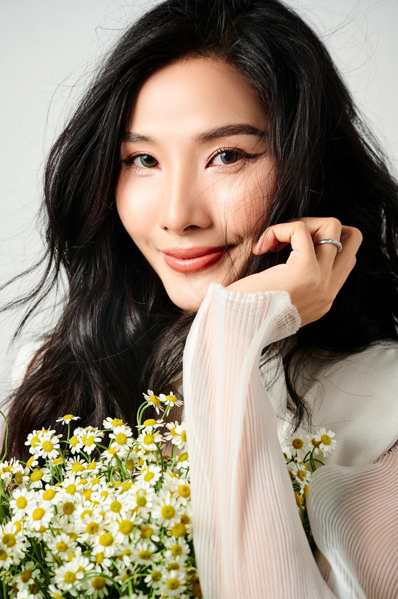 Á hậu Thuỳ Dung diện váy xẻ vòng 1 nóng bỏng, Ngọc Thảo bắt đầu 'bung lụa' tại Miss Grand ảnh 10