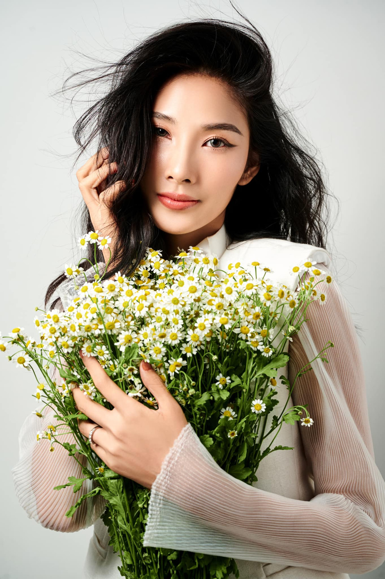 Á hậu Thuỳ Dung diện váy xẻ vòng 1 nóng bỏng, Ngọc Thảo bắt đầu 'bung lụa' tại Miss Grand ảnh 9