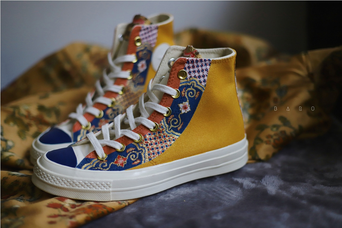 Chàng trai chuyên “make up” giày sneakers bằng họa tiết cung đình ảnh 3 Chàng trai chuyên “make up” giày sneakers bằng họa tiết cung đình ảnh 3