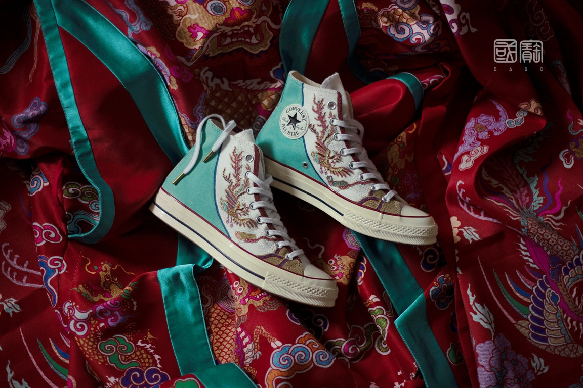 Chàng trai chuyên “make up” giày sneakers bằng họa tiết cung đình ảnh 2 Chàng trai chuyên “make up” giày sneakers bằng họa tiết cung đình ảnh 2