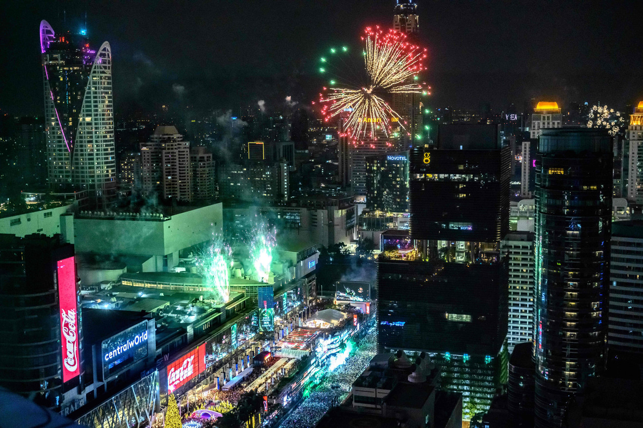 Bầu trời thủ đô Bangkok (Thái Lan) sáng rực trong khoảnh khắc Giao thừa. Ảnh: Sky Bữa tiệc mừng năm mới 2020 rực rỡ sắc màu trên khắp thể giới ảnh 3