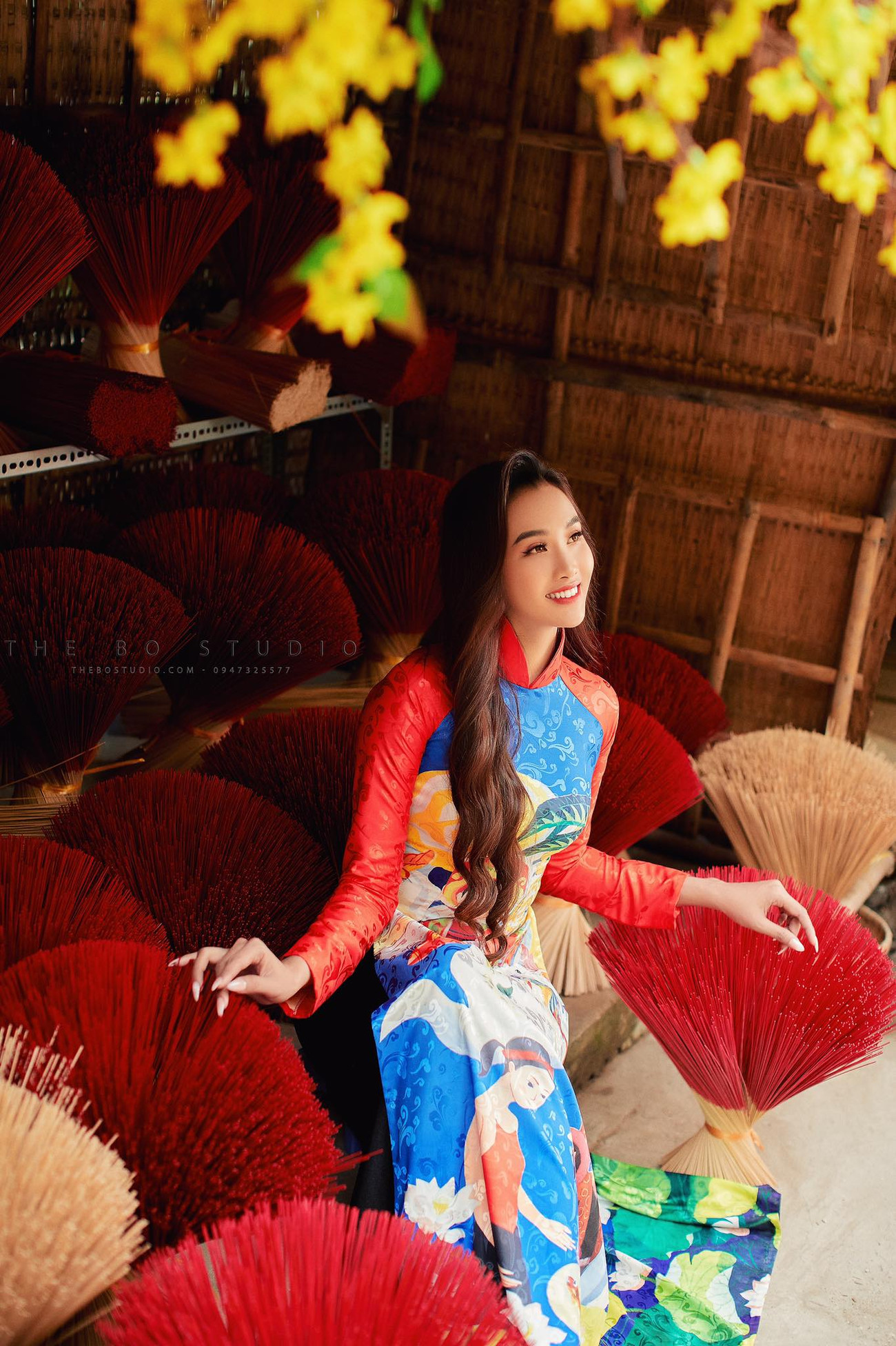 Lì xì là phong tục có từ xưa đến nay, cứ tết là là ông bà lì xì cho con cháu để được nhận những lời chúc sức khỏe sống lâu trăm tuổi. Năm nay Phố trang trí cả 1 cây đầy bao lì xì tạo sự may mắn vui tươi khi khách chụp hình. Cùng với đó là là hình ảnh con lân không thể thiếu trong ngày tết, lân múa trước nhà thể hiện cho sự mai mắn rước tài lộc vào nhà trong năm mới. Anh xây dựng tiểu cảnh 22 con lân tạo nên không gian đầy màu sắc tài lộc cho khách chụp ảnh... Ngoài ra, không gian tết còn xây dựng một góc cảnh lồng đèn ở phố cổ Hội An tạo nên nhiều màu sắc cho khu phố năm nay. Rộn ràng sắc xuân ở trung tâm vùng sông nước miền Tây ảnh 13
