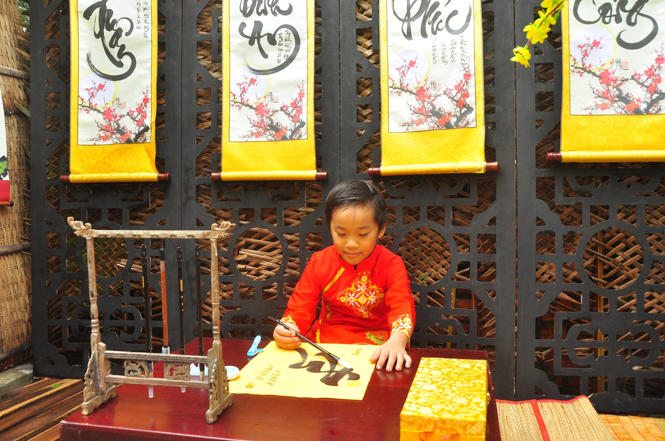 Mặt khác, nồi bánh tét, quần bán bánh là hương vị truyền thống từ xưa đến nay, cứ xuân về là nhà nhà gói bánh tét để mời khách cũng như cúng ông bà. Nhiều người thích nhất là cảnh ngồi canh nồi bánh cả đêm với biết bao niềm vui kỷ niệm. Rộn ràng sắc xuân ở trung tâm vùng sông nước miền Tây ảnh 11