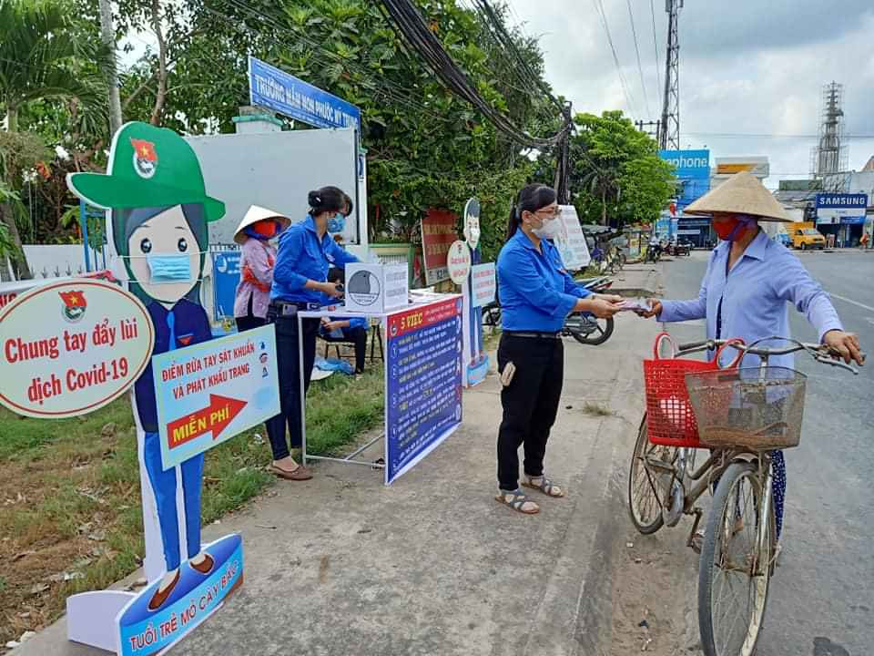 ĐVTN tuyên truyền phòng dịch. - Ảnh:TĐBT Khởi nghiệp trở thành khát vọng làm giàu trên quê hương Đồng Khởi ảnh 5
