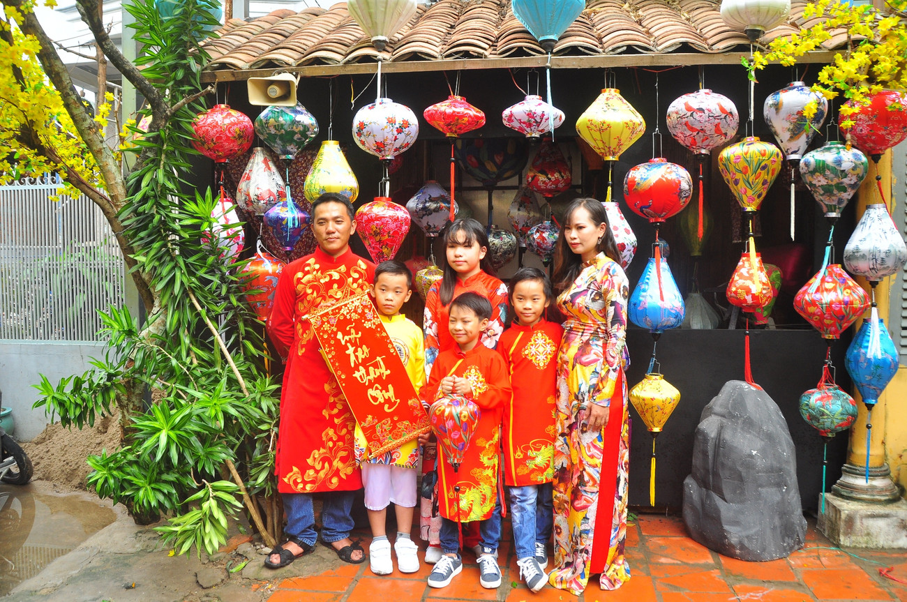 Đây là năm thứ 3 con phố được anh Nguyễn Minh Nhật duy trì, kinh phí tự đầu tư nhằm làm đẹp khu phố nơi sinh sống và tạo không gian chụp ảnh cho xóm làng, du khách; đồng thời khơi gợi lại cái tết cổ truyền Nam Bộ. Rộn ràng sắc xuân ở trung tâm vùng sông nước miền Tây ảnh 2