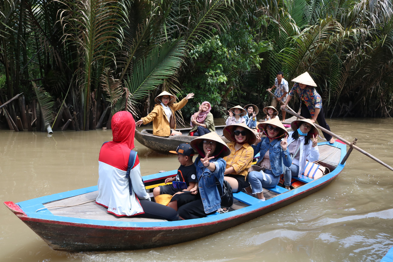 Khách du lịch tham quan ở Bến Tre. - Ảnh: C2T Khởi nghiệp trở thành khát vọng làm giàu trên quê hương Đồng Khởi ảnh 3