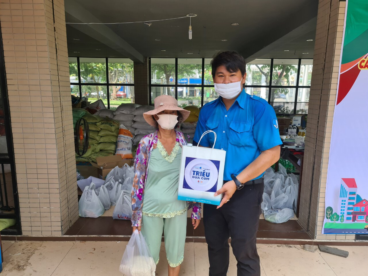 Tình nguyện viên trao quà cho người nghèo Anh Huỳnh Thái Nguyên, Phó Bí thư Thành đoàn - Chủ tịch Hội LHTN Việt Nam TP Cần Thơ cho biết, tình hình dịch bệnh đã và đang diễn biến phức tạp, nguy hiểm ảnh hưởng nghiêm trọng đến nền kinh tế của đất nước và trực tiếp đời sống của người nghèo, người yếu thế trong xã hội. Bên cạnh đó, chương trình có ý nghĩa nhân văn sâu sắc, chăm lo, hỗ trợ cho người lao động chịu tác động tiêu cực của dịch bệnh. Tuổi trẻ Bình Định vệ sinh trường lớp đón học sinh đi học lại Sáng 25/4, Tỉnh Đoàn Bình Định huy động các bạn ĐVTN các huyện, thị xã, thành phố tham gia công tác vệ sinh trường lớp để chuẩn bị cho học sinh, học viên, sinh viên trên địa bàn tỉnh đi học trở lại sau thời gian tạm nghỉ để phòng, chống dịch COVID-19. Tuổi trẻ Nghệ An hưởng ứng ‘Hiến máu an toàn - Đừng ngại COVID’ Ngày 25/4, Tỉnh đoàn, Hội LHTN tỉnh Nghệ An phối hợp Trung tâm Huyết học - Truyền máu tỉnh Nghệ An tổ chức chương trình Hiến máu tình nguyện với thông điệp "Hiến máu an toàn - Đừng ngại COVID". Dự kiến tiếp nhận 300 đơn vị máu, nhưng hết sáng 25/4, BTC đã tiếp nhận 700 đơn vị máu, vượt 200% so với kế hoạch. Biểu dương Bộ đội Biên phòng Hà Giang trong chống dịch COVID-19 5 tập thể, 20 cá nhân của Bộ đội Biên phòng (BĐBP) Hà Giang có thành tích xuất sắc trong chỉ đạo, thực hiện nhiệm vụ phòng, chống dịch COVID-19 vừa được Bộ Tư lệnh BĐBP biểu dương, khen thưởng. Tỉnh Đoàn Thanh Hóa chọn top 10 ý tưởng khởi nghiệp Ngày 24/4, Tỉnh Đoàn Thanh Hóa tổ chức xét chọn 10 ý tưởng vào chung kết cuộc thi "Ý tưởng khởi nghiệp trong đoàn viên thanh niên" lần thứ VI năm 2020. Chương trình 'Triệu bữa cơm' đến với người dân Tây Đô ảnh 4