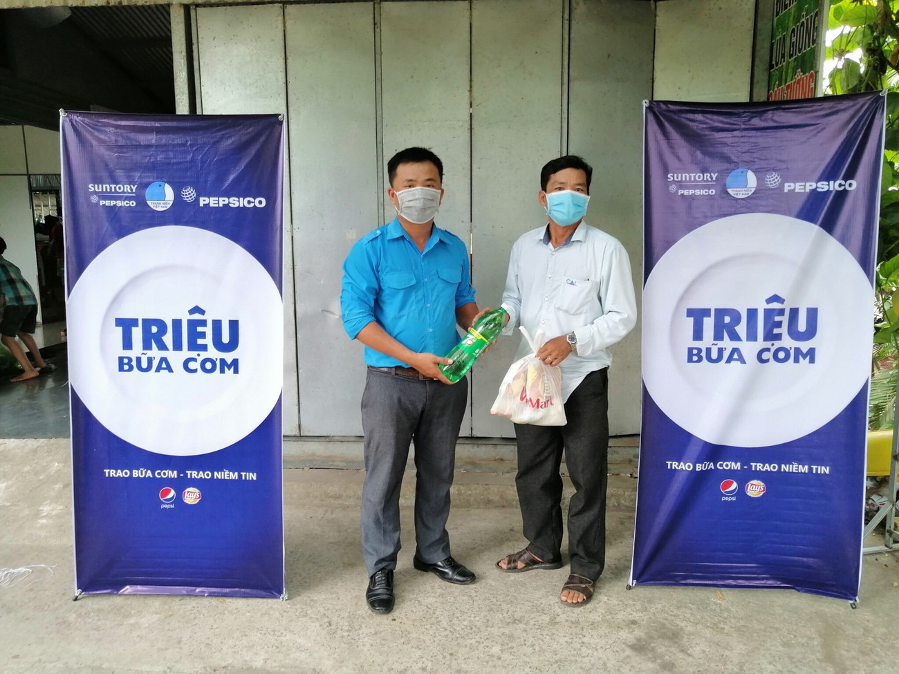 Chương trình Triệu bữa cơm đến với người nghèo Chương trình "Triệu bữa cơm" do Hội Liên hiệp Thanh niên Việt Nam phối hợp với Công ty thực phẩm PepsiCo Việt Nam và Công ty TNHH Nước giải khát Suntory PepsiCo Việt Nam triển khai với thông điệp “Trao bữa cơm – Trao niềm tin” để hỗ trợ người dân có hoàn cảnh khó khăn đang chịu tác động của dịch bệnh COVID-19. Tại TP Cần Thơ được phân bổ 78.000 bữa cơm (mỗi ngày 5.200 suất ăn, mỗi suất trị giá 15.000 đồng thông qua hình thức trao thực phẩm. Những phần quà ý nghĩa trong mùa dịch bệnh Bà Nguyễn Thị Phấn năm nay 68 tuổi ở phường Thới Bình (quận Ninh Kiều) bị mất sức lao động. Bà vui mừng chia sẻ: Hơn tháng nay dịch bệnh ở nhà không làm ra tiền cuộc sống khó khăn, giờ được các cháu đến tặng quà nên rất vui mừng để vượt qua khó khăn trong lúc này". Tình nguyện viên trao quà cho người nghèo Anh Huỳnh Thái Nguyên, Phó Bí thư Thành đoàn - Chủ tịch Hội LHTN Việt Nam TP Cần Thơ cho biết, tình hình dịch bệnh đã và đang diễn biến phức tạp, nguy hiểm ảnh hưởng nghiêm trọng đến nền kinh tế của đất nước và trực tiếp đời sống của người nghèo, người yếu thế trong xã hội. Bên cạnh đó, chương trình có ý nghĩa nhân văn sâu sắc, chăm lo, hỗ trợ cho người lao động chịu tác động tiêu cực của dịch bệnh. Tuổi trẻ Bình Định vệ sinh trường lớp đón học sinh đi học lại Sáng 25/4, Tỉnh Đoàn Bình Định huy động các bạn ĐVTN các huyện, thị xã, thành phố tham gia công tác vệ sinh trường lớp để chuẩn bị cho học sinh, học viên, sinh viên trên địa bàn tỉnh đi học trở lại sau thời gian tạm nghỉ để phòng, chống dịch COVID-19. Tuổi trẻ Nghệ An hưởng ứng ‘Hiến máu an toàn - Đừng ngại COVID’ Ngày 25/4, Tỉnh đoàn, Hội LHTN tỉnh Nghệ An phối hợp Trung tâm Huyết học - Truyền máu tỉnh Nghệ An tổ chức chương trình Hiến máu tình nguyện với thông điệp "Hiến máu an toàn - Đừng ngại COVID". Dự kiến tiếp nhận 300 đơn vị máu, nhưng hết sáng 25/4, BTC đã tiếp nhận 700 đơn vị máu, vượt 200% so với kế hoạch. Biểu dương Bộ đội Biên phòng Hà Giang trong chống dịch COVID-19 5 tập thể, 20 cá nhân của Bộ đội Biên phòng (BĐBP) Hà Giang có thành tích xuất sắc trong chỉ đạo, thực hiện nhiệm vụ phòng, chống dịch COVID-19 vừa được Bộ Tư lệnh BĐBP biểu dương, khen thưởng. Tỉnh Đoàn Thanh Hóa chọn top 10 ý tưởng khởi nghiệp Ngày 24/4, Tỉnh Đoàn Thanh Hóa tổ chức xét chọn 10 ý tưởng vào chung kết cuộc thi "Ý tưởng khởi nghiệp trong đoàn viên thanh niên" lần thứ VI năm 2020. Chương trình 'Triệu bữa cơm' đến với người dân Tây Đô ảnh 2