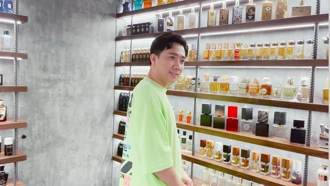 Trấn Thành trong phòng nước hoa "khủng" của mình. Trấn Thành “đàm phán” với Hari Won: Nếu “Bố Già” thắng lớn thì được mua thêm nước hoa ảnh 1