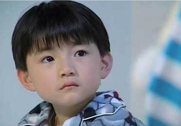 Vương Hân Dật thuở bé là sao nhí nổi tiếng, được yêu mến bởi vẻ ngoài dễ thương và khả năng diễn xuất tốt. Sao nhí ‘Chuyện tình biển xanh’ lãnh án 17 năm tù vì giết người ảnh 2