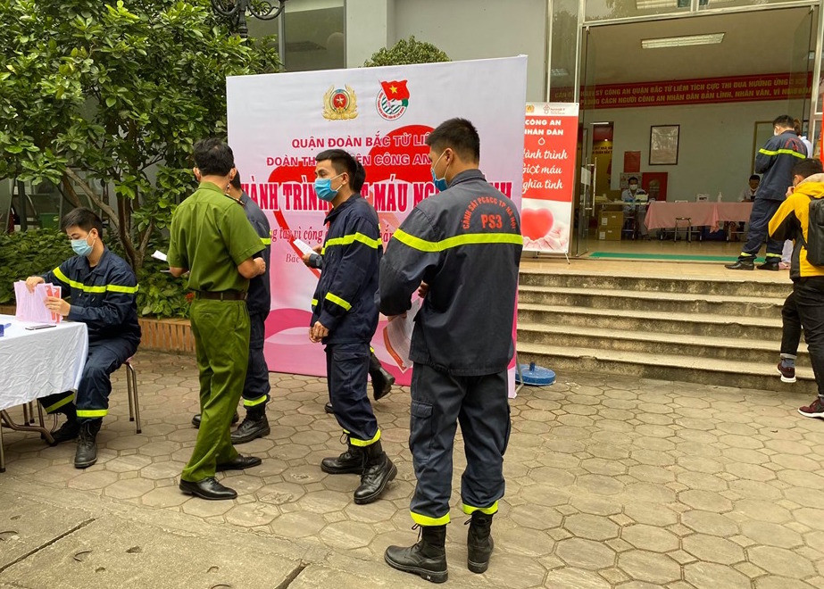 Rất đông cán bộ chiến sĩ công an quận đã đăng kí hiến máu. Gần 100 cán bộ chiến sĩ công an nhóm máu A và O tham gia hiến máu tình nguyện ảnh 6
