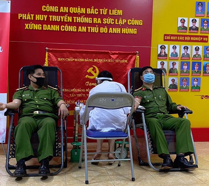 Đại tá Lê Đức Hùng, Trưởng Công an quận Bắc Từ Liêm trực tiếp hiến máu cùng cán bộ chiến sĩ. Gần 100 cán bộ chiến sĩ công an nhóm máu A và O tham gia hiến máu tình nguyện ảnh 5