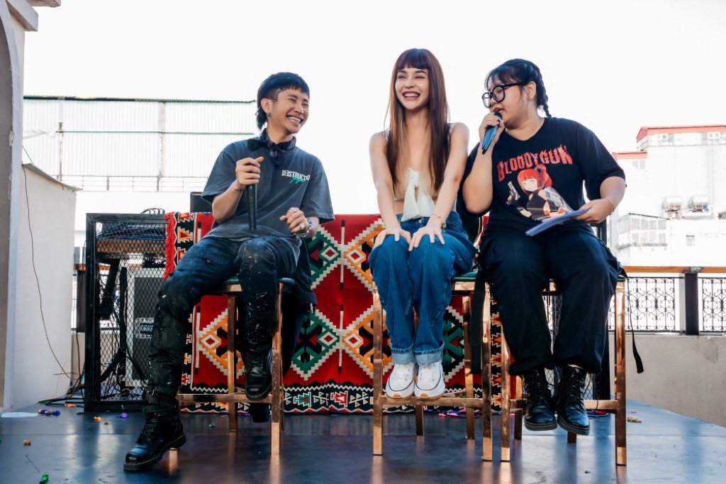 Ricky Star và Mlee trên sân khấu Ricky Star họp fan trước thềm Chung kết Rap Việt, khiêu vũ cùng Lăng LD trên sân khấu ảnh 2