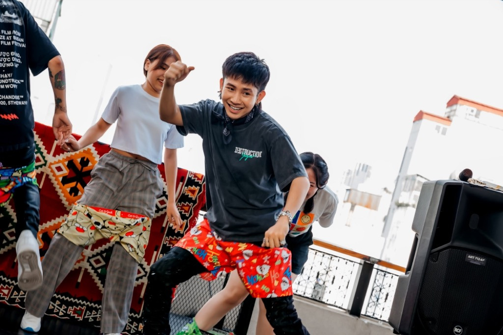 Ricky Star "lăng xả" trong các trò chơi tại buổi họp fan Ricky Star họp fan trước thềm Chung kết Rap Việt, khiêu vũ cùng Lăng LD trên sân khấu ảnh 6