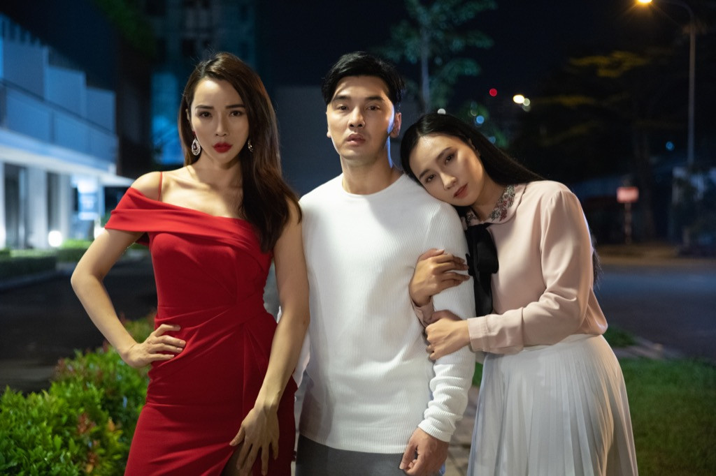 Kim Cương đã dành 15 ngày để đọc kịch bản, thuộc thoại cũng như tạm "quên" việc mình là vợ của Ưng Hoàng Phúc để có thể "yêu lại từ đầu”. Ưng Hoàng Phúc hóa thầy giáo thể dục nghiêm khắc trong web-drama đóng cùng bà xã ảnh 1