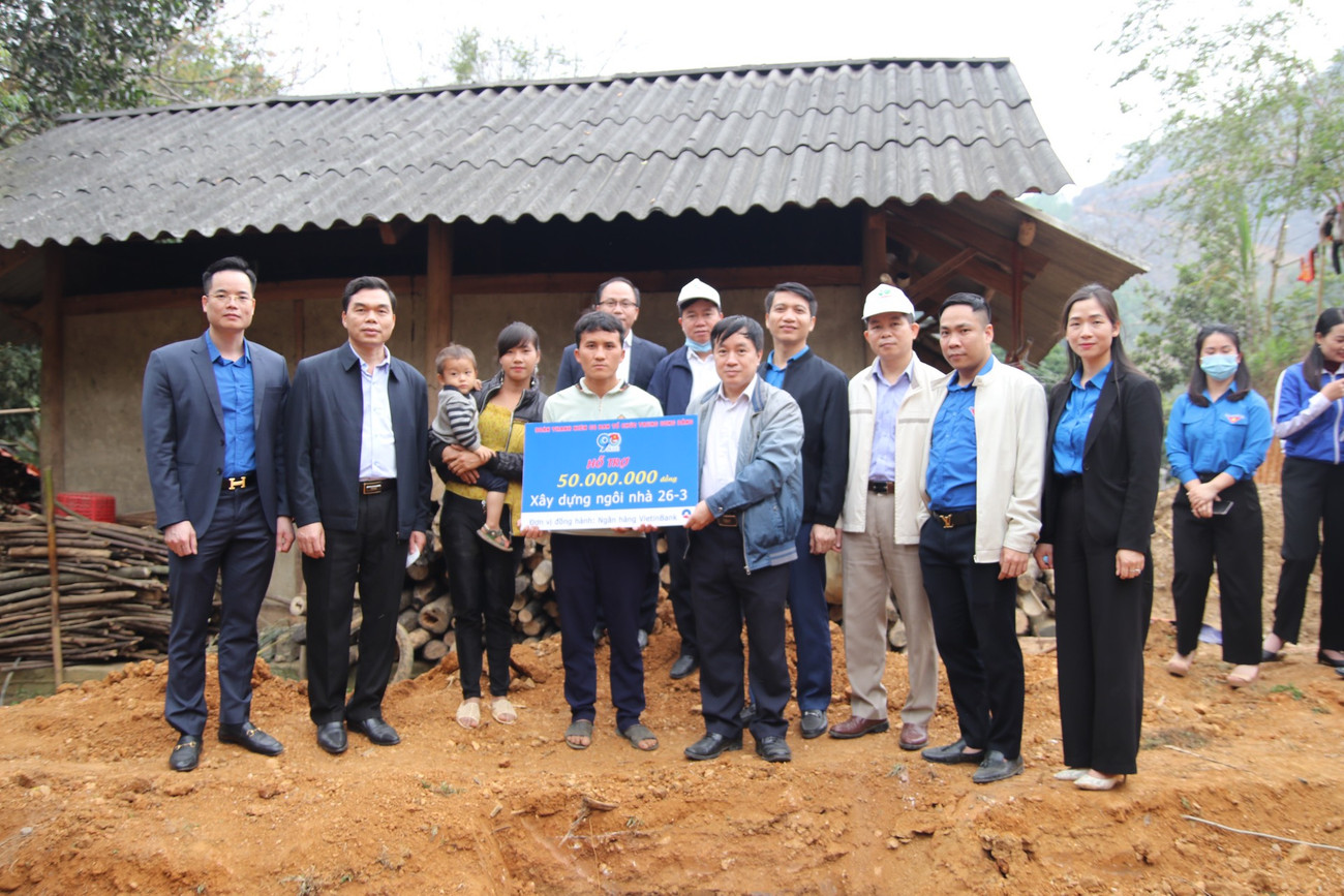 Trao tặng "Nhà 26/3" cho các gia đình chính sách, học sinh nghèo có hoàn cảnh khó khăn. Thanh niên Ban Tổ chức Trung ương Đảng xây tổ ấm cho người nghèo Tuyên Quang ảnh 1