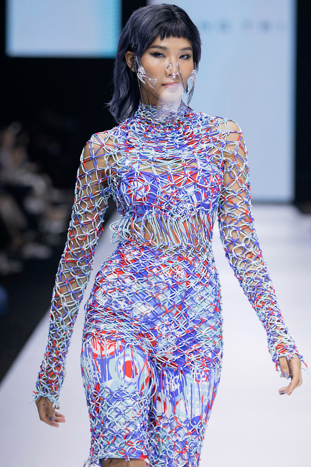 Hoa hậu Đỗ Thị Hà lần đầu diễn catwalk, thần thái sắc lạnh bên đàn chị Thanh Hằng-Tiểu Vy ảnh 8