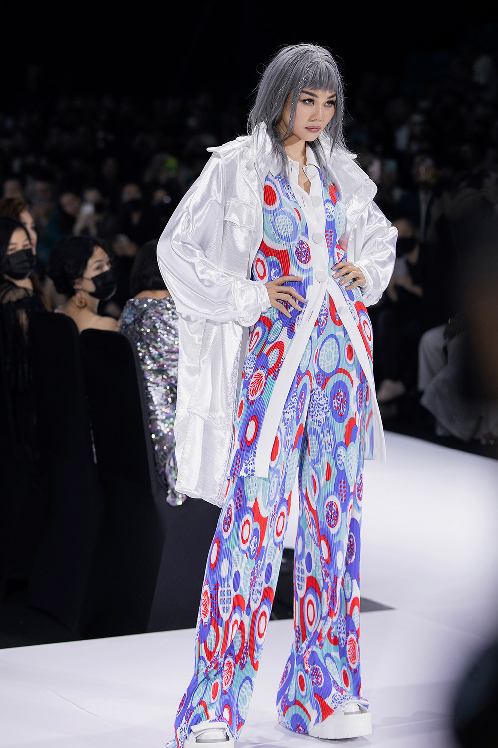 Hoa hậu Đỗ Thị Hà lần đầu diễn catwalk, thần thái sắc lạnh bên đàn chị Thanh Hằng-Tiểu Vy ảnh 12