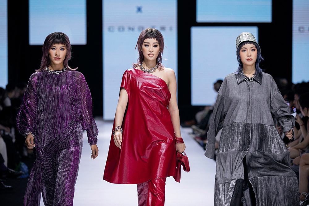 Hoa hậu Đỗ Thị Hà lần đầu diễn catwalk, thần thái sắc lạnh bên đàn chị Thanh Hằng-Tiểu Vy ảnh 3