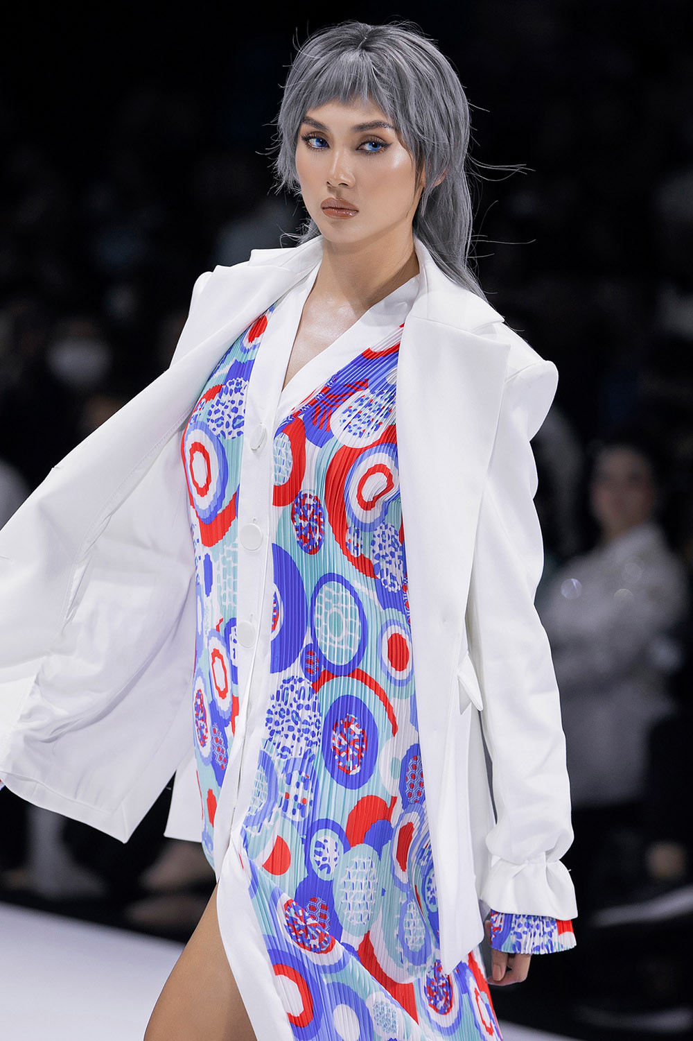 Hoa hậu Đỗ Thị Hà lần đầu diễn catwalk, thần thái sắc lạnh bên đàn chị Thanh Hằng-Tiểu Vy ảnh 10