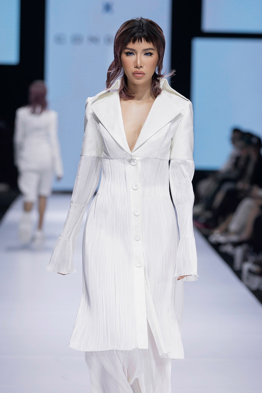 Hoa hậu Đỗ Thị Hà lần đầu diễn catwalk, thần thái sắc lạnh bên đàn chị Thanh Hằng-Tiểu Vy ảnh 9