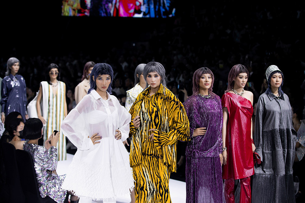 Hoa hậu Đỗ Thị Hà lần đầu diễn catwalk, thần thái sắc lạnh bên đàn chị Thanh Hằng-Tiểu Vy ảnh 4