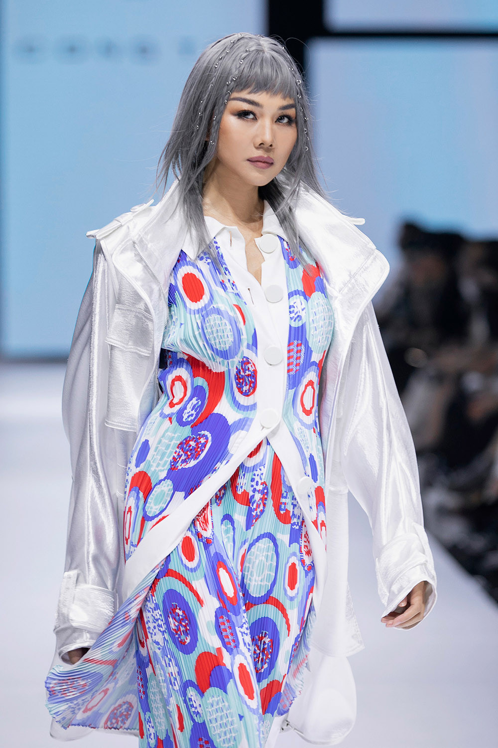 Hoa hậu Đỗ Thị Hà lần đầu diễn catwalk, thần thái sắc lạnh bên đàn chị Thanh Hằng-Tiểu Vy ảnh 11