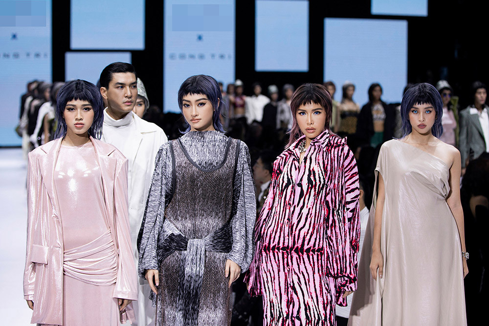 Hoa hậu Đỗ Thị Hà lần đầu diễn catwalk, thần thái sắc lạnh bên đàn chị Thanh Hằng-Tiểu Vy ảnh 6