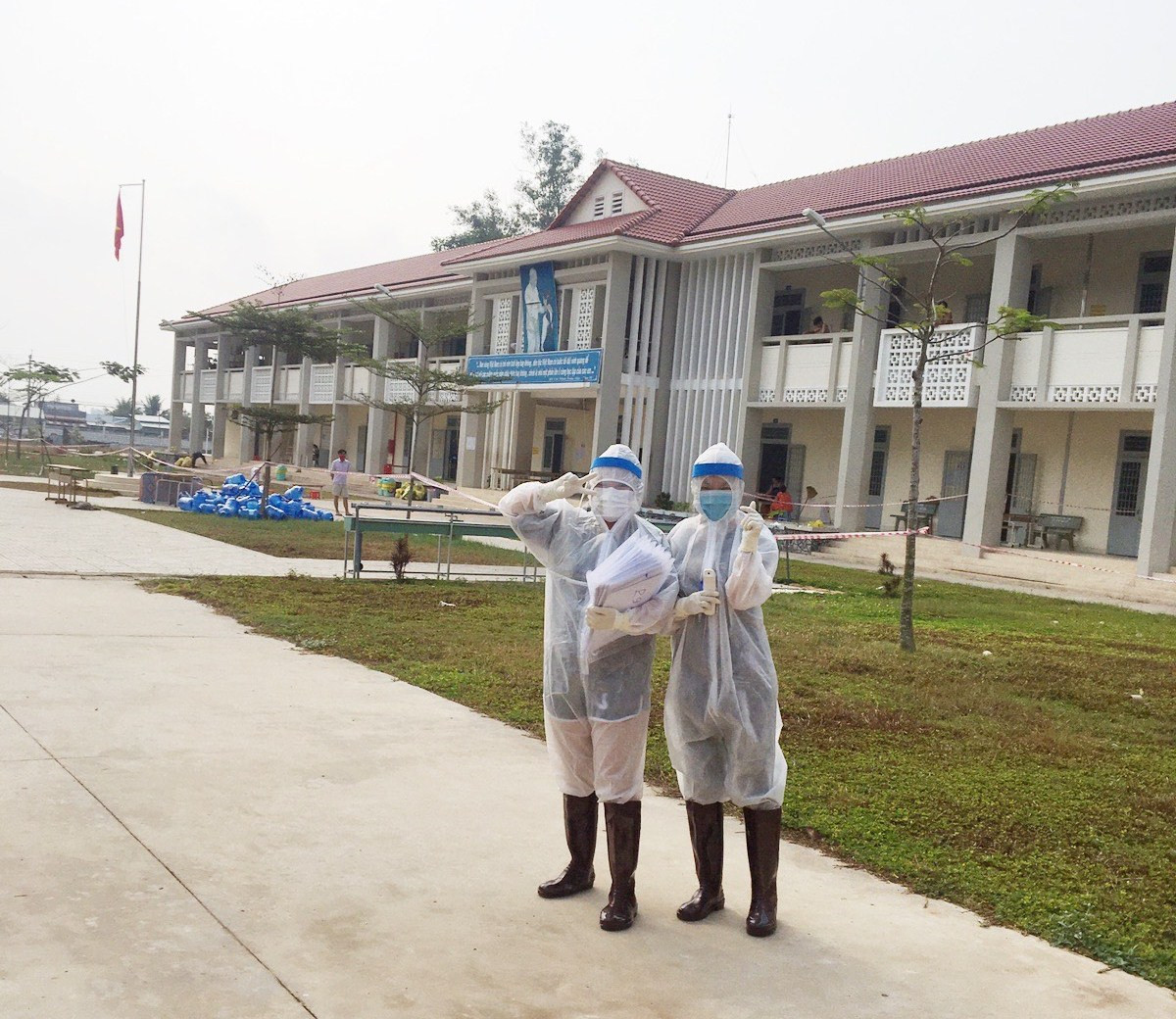Quỳnh trong bộ đồ bảo hộ thực hiện công việc hàng ngày tại khu cách ly. “Với mình 2 tuần hỗ trợ tại khu cách ly là những trải nghiệm tuyệt vời”. ảnh 3