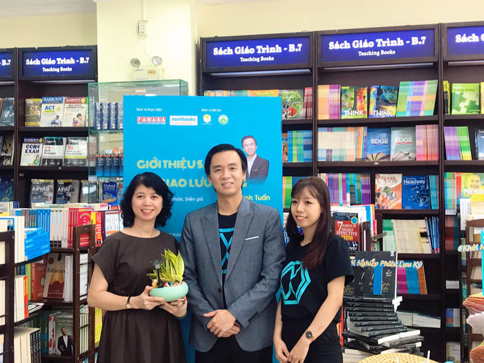 Tạ Minh Tuấn trong ngày ra mắt sách "Khởi nghiệp phiêu lưu ký". Doanh nhân Tạ Minh Tuấn: “Tinh thần khởi nghiệp nên bắt đầu từ trường đại học” ảnh 3