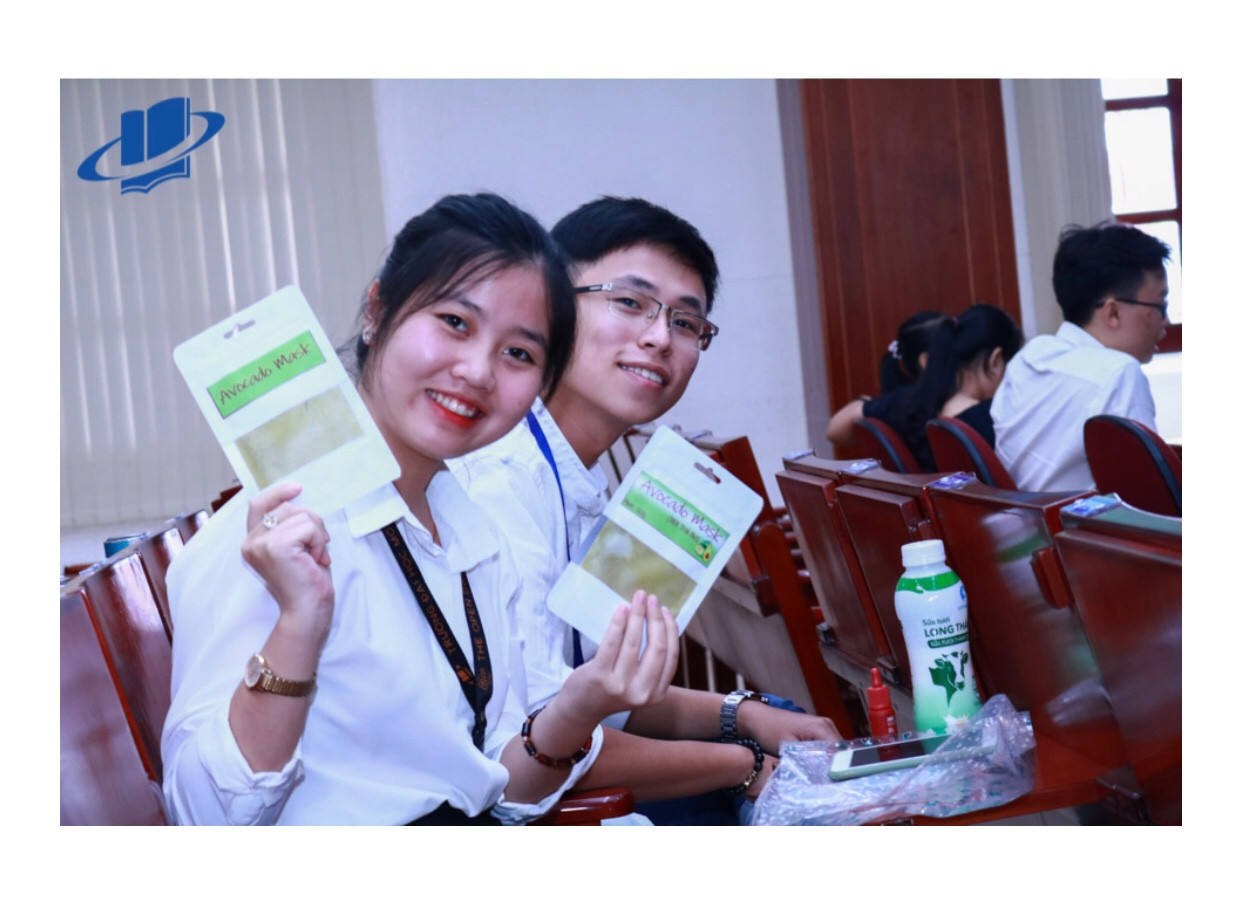 Hảo và Khánh cùng sản phẩm của mình. Giấc mơ đưa bơ Việt ra thế giới ảnh 1