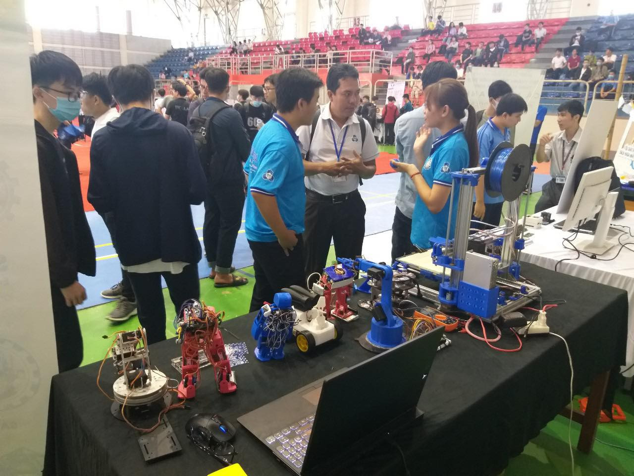 Tân sinh viên còn có cơ hội gặp gỡ trao đổi với các anh chị khóa trên cùng chuyên ngành. Ngày hội tặng sách và giáo trình cho tân sinh viên ảnh 2
