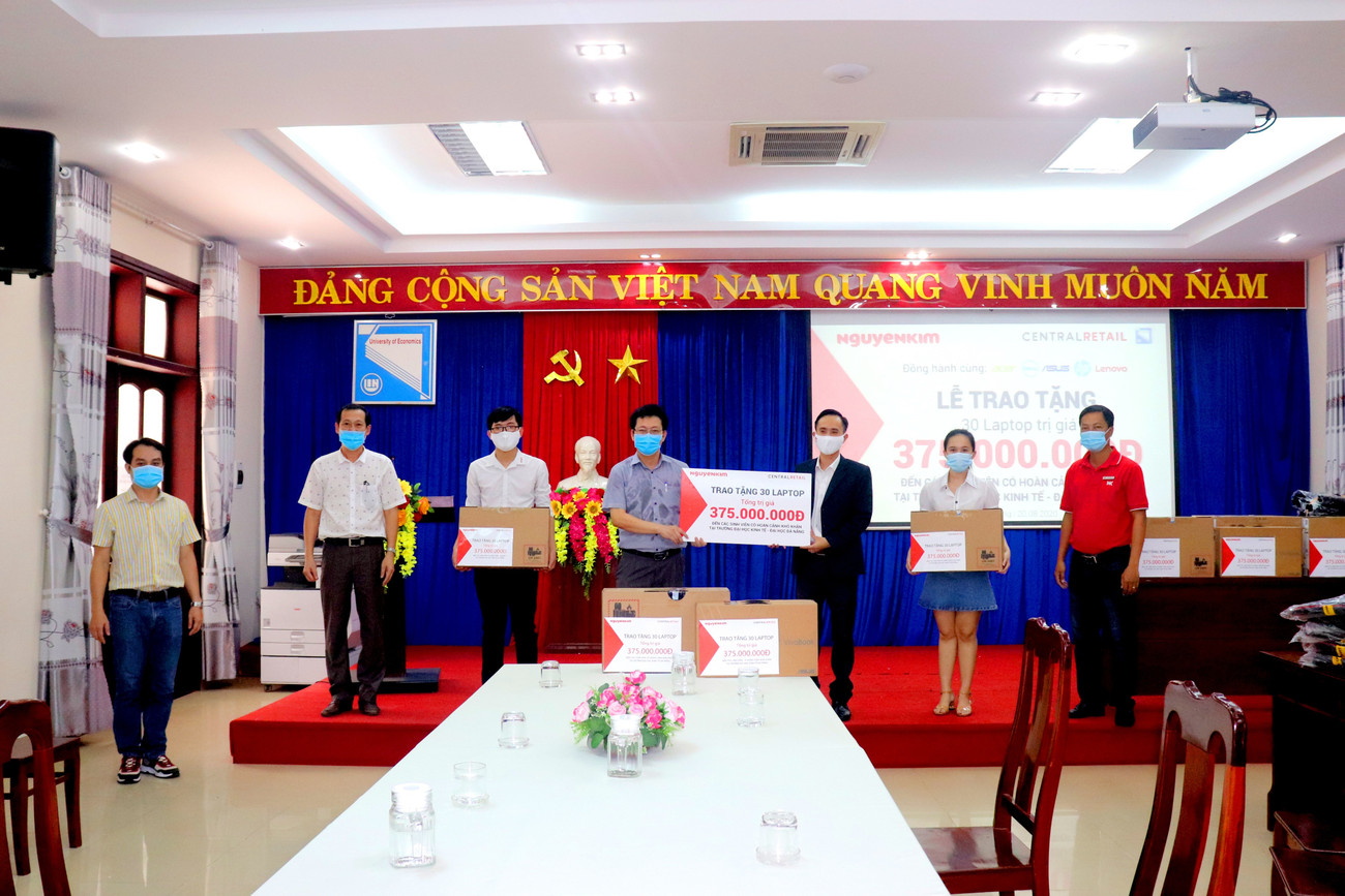 Chương trình trao tặng Laptop cho sinh viên có hoàn cảnh khó khăn tại trường ĐH Bách khoa (ĐH Đà Nẵng). Tặng Laptop cho sinh viên có hoàn cảnh khó khăn ảnh 1