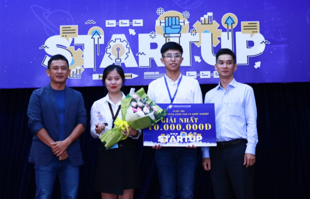 Ban Giảm khảo trao giải Nhất cho dự án “Sản xuất kinh doanh các sản phẩm từ cây bơ Việt Nam” Sôi động cuộc thi “Sinh viên OU cùng sáng tạo và khởi nghiệp 2020” ảnh 1