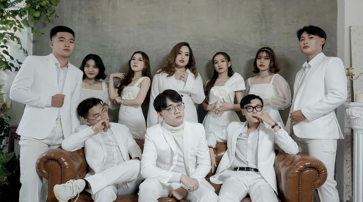Những thành viên trong nhóm bạn trẻ thực hiện MC chào đón tân sinh viên. Làm MV ca nhạc để tặng các bạn tân sinh viên ảnh 1