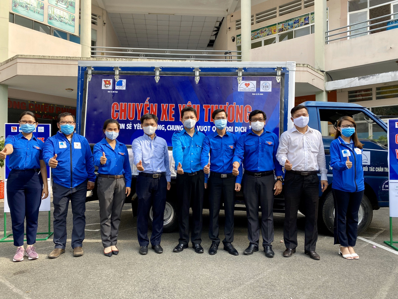 Các đại biểu tham dự Lễ phát động chương trình "Chuyến xe yêu thương - San sẻ yêu thương, chung tay phòng chống đại dịch”. Anh Cao Hồng Hưng, Ủy viên thường trực Đoàn Chủ tịch Ủy ban T.Ư Hội LHTN Việt Nam trao quyết định thành lập CLB Công tác xã hội "Chuyến xe yêu thương". Ban Tổ chức chương trình đảm bảo khoảng cách an toàn khi hội họp. Ông Nguyễn Mạnh Cường, Bí thư quận ủy Thủ Đức tới dự và cùng thăm hỏi, trao quà cho bà con. Anh Đào Quang Dũng, Phó Chánh Văn phòng T.Ư Đoàn tới dự và tặng quà cho bà con trong chương trình. Anh Cao Hồng Hưng, Ủy viên thường trực Đoàn Chủ tịch Ủy ban T.Ư Hội LHTN Việt Nam đến dự và cùng tặng quà cho bà con. 300 phần quà đã gửi tới các hộ dân có hoàn cảnh khó khăn trên địa bàn Q. Thủ Đức, TP. HCM, vào sáng ngày 29/4. Những "Chuyến xe yêu thương" sẽ vận chuyển quà để trao tặng tới những hoàn cảnh khó khăn ở các tỉnh, thành trên cả nước. Ra mắt CLB Công tác xã hội “Chuyến xe yêu thương” ảnh 2
